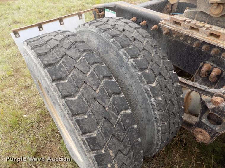 image for item DE1243 2007 Freightliner FLD120 semi truck