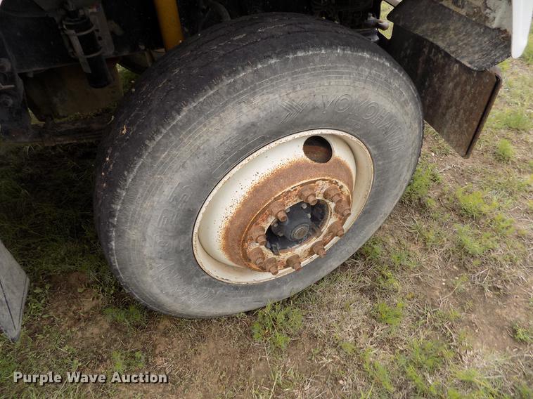 image for item DE1243 2007 Freightliner FLD120 semi truck