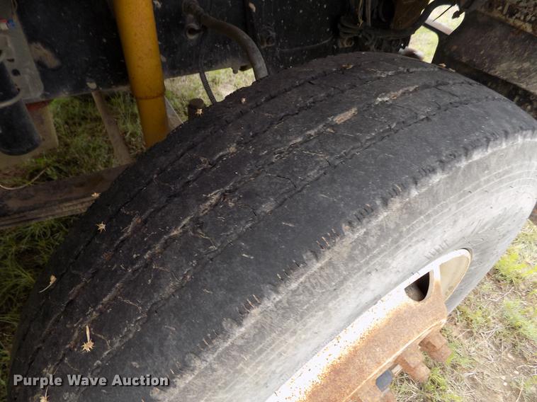 image for item DE1243 2007 Freightliner FLD120 semi truck