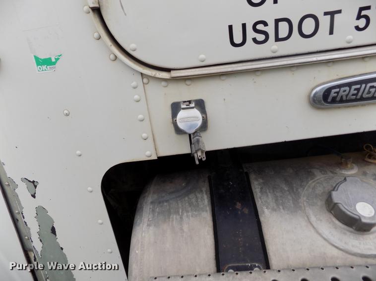 image for item DE1243 2007 Freightliner FLD120 semi truck