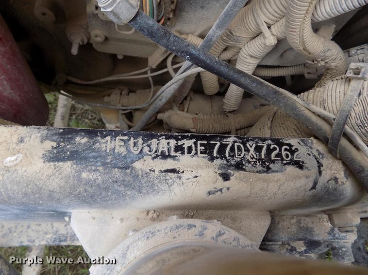 image for item DE1243 2007 Freightliner FLD120 semi truck