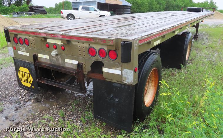 image for item DE3556 1993 Wilson CF-900 flatbed trailer