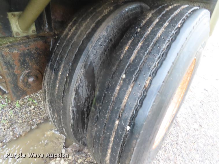 image for item DE3556 1993 Wilson CF-900 flatbed trailer