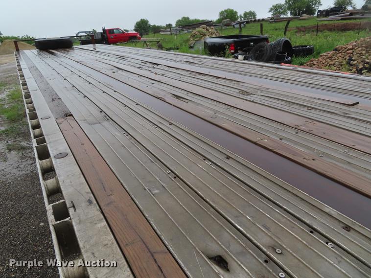 image for item DE3556 1993 Wilson CF-900 flatbed trailer