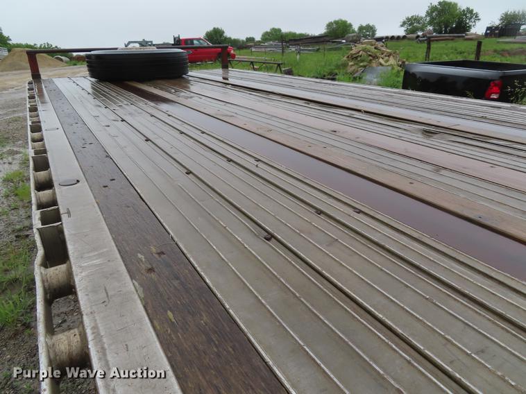 image for item DE3556 1993 Wilson CF-900 flatbed trailer
