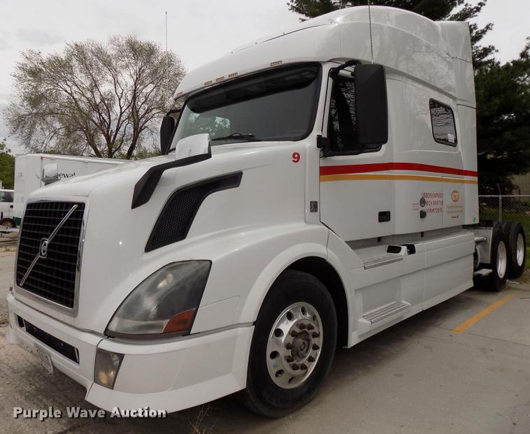 image for item DE7677 2014 Volvo VNL64T 730 semi truck