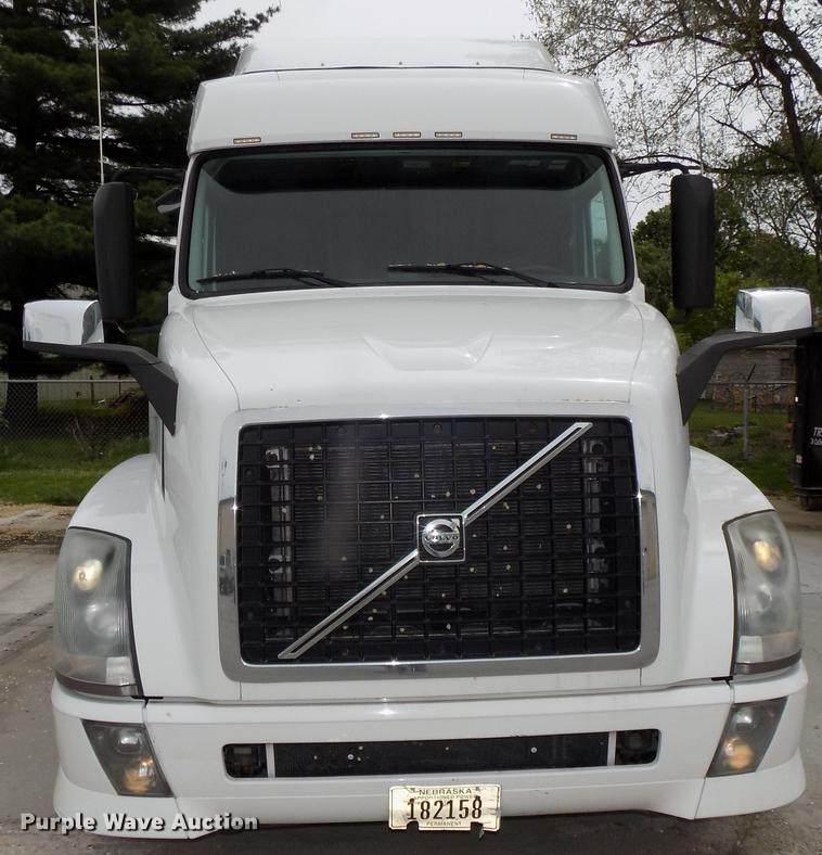 image for item DE7677 2014 Volvo VNL64T 730 semi truck