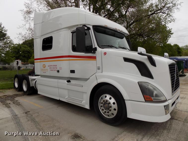 image for item DE7677 2014 Volvo VNL64T 730 semi truck