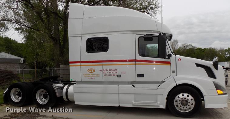 image for item DE7677 2014 Volvo VNL64T 730 semi truck