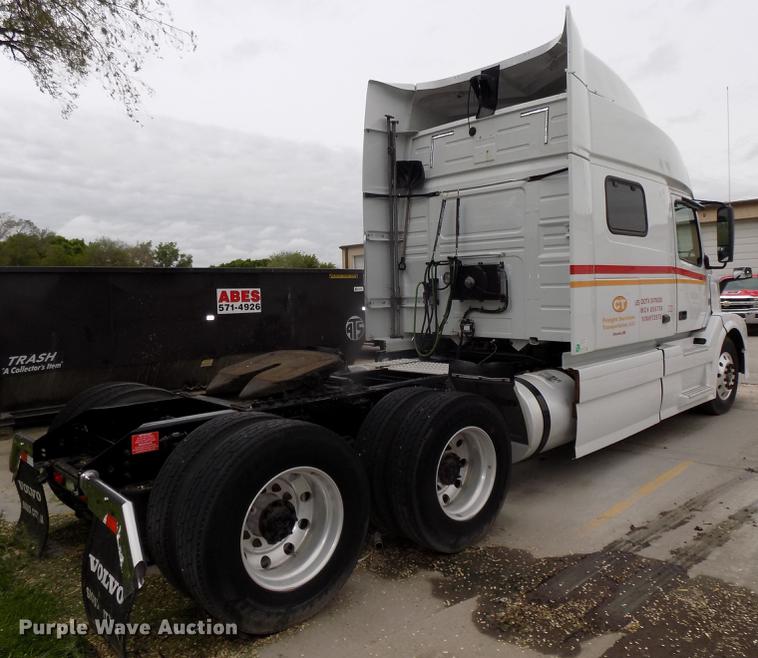 image for item DE7677 2014 Volvo VNL64T 730 semi truck