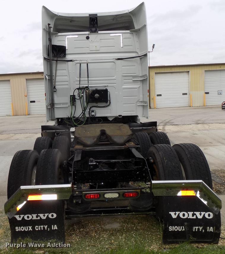 image for item DE7677 2014 Volvo VNL64T 730 semi truck