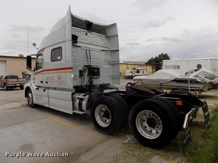 image for item DE7677 2014 Volvo VNL64T 730 semi truck