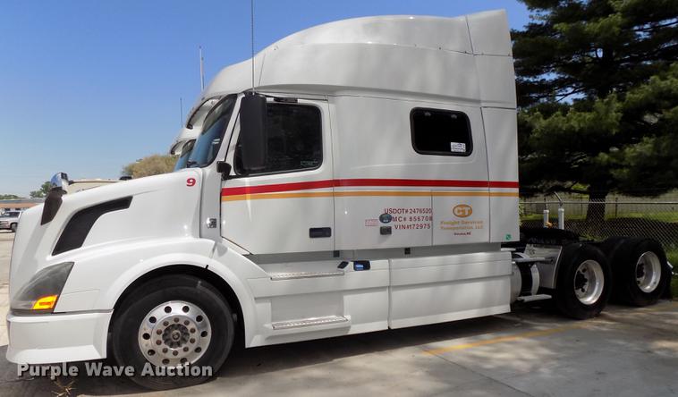 image for item DE7677 2014 Volvo VNL64T 730 semi truck