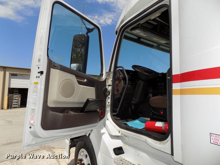 image for item DE7677 2014 Volvo VNL64T 730 semi truck