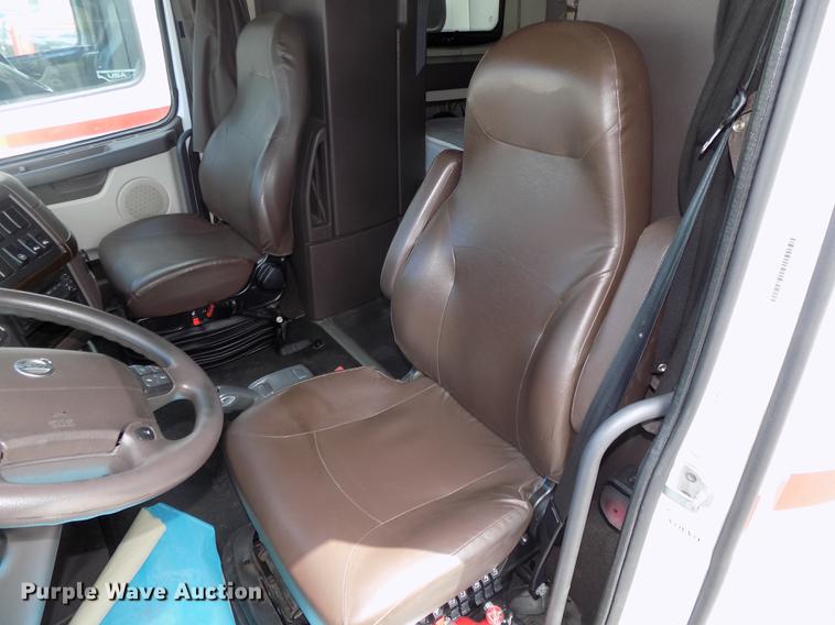 image for item DE7677 2014 Volvo VNL64T 730 semi truck