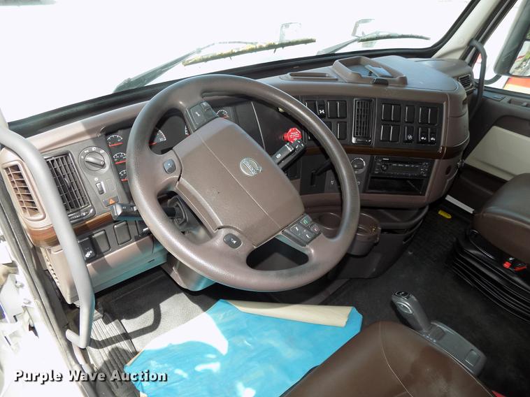 image for item DE7677 2014 Volvo VNL64T 730 semi truck