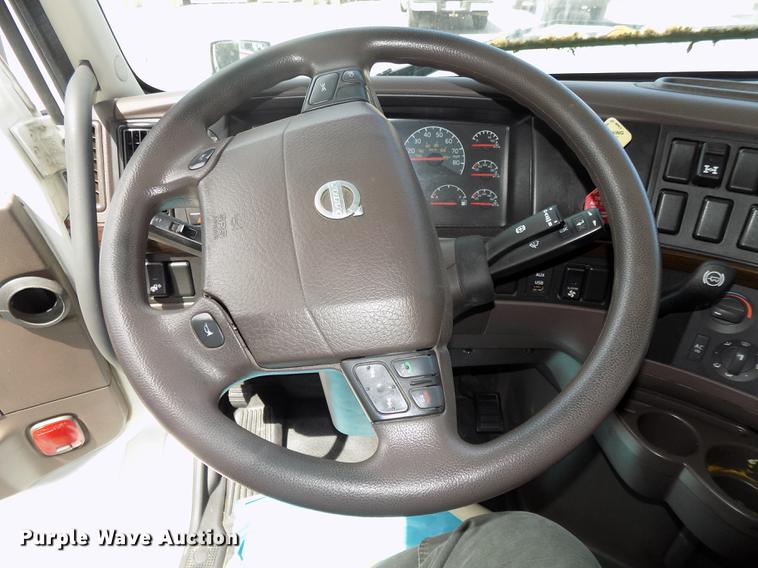 image for item DE7677 2014 Volvo VNL64T 730 semi truck