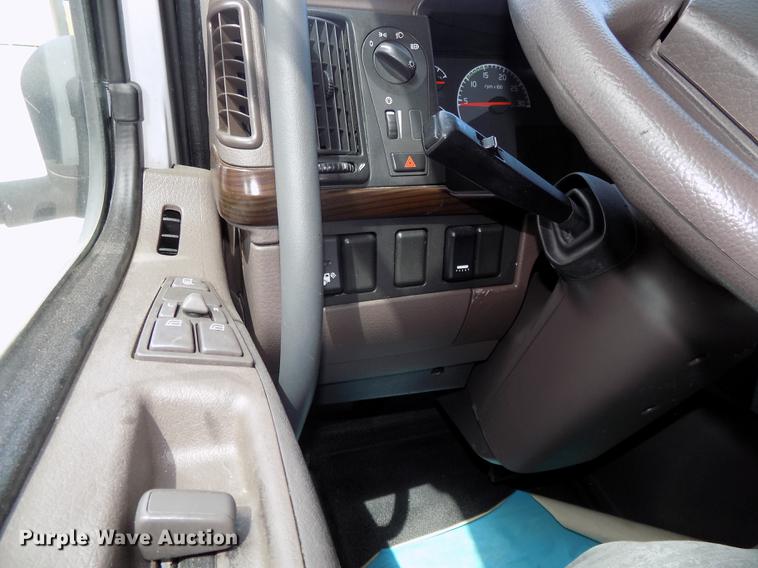 image for item DE7677 2014 Volvo VNL64T 730 semi truck