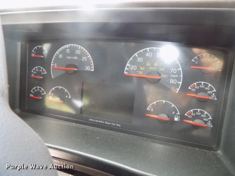 image for item DE7677 2014 Volvo VNL64T 730 semi truck