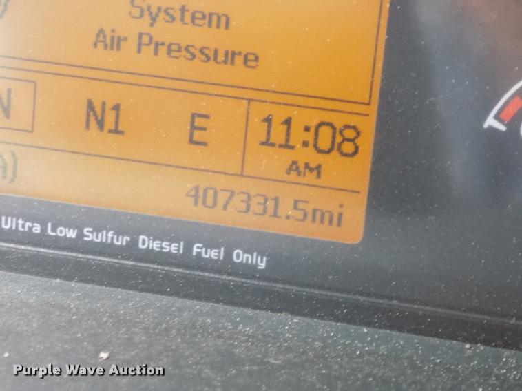 image for item DE7677 2014 Volvo VNL64T 730 semi truck