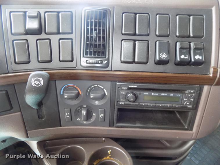 image for item DE7677 2014 Volvo VNL64T 730 semi truck