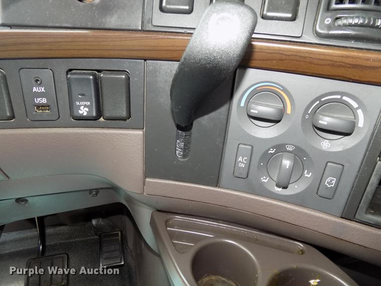 image for item DE7677 2014 Volvo VNL64T 730 semi truck