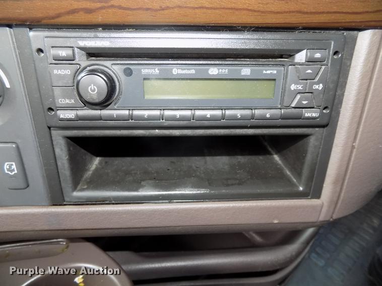 image for item DE7677 2014 Volvo VNL64T 730 semi truck