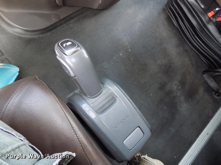 image for item DE7677 2014 Volvo VNL64T 730 semi truck