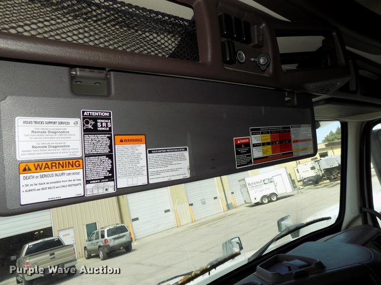 image for item DE7677 2014 Volvo VNL64T 730 semi truck