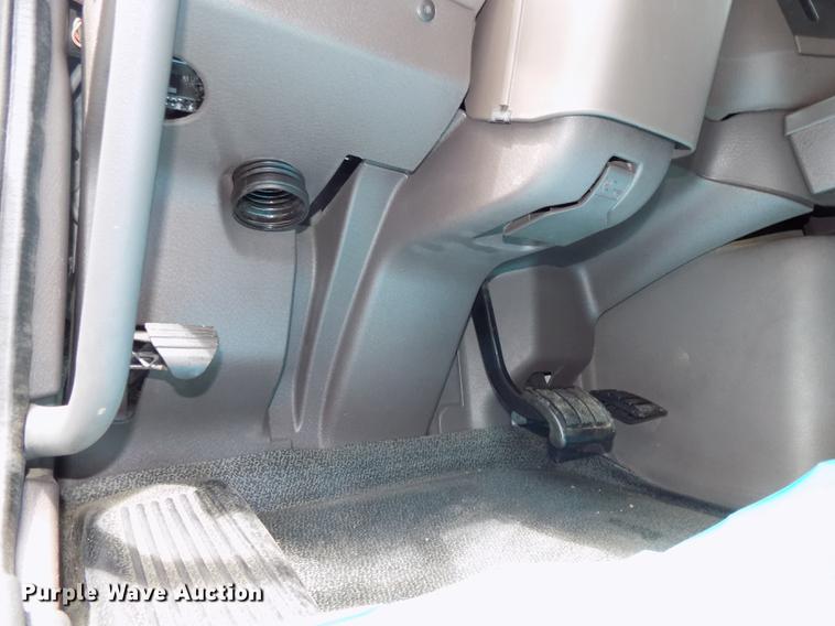 image for item DE7677 2014 Volvo VNL64T 730 semi truck