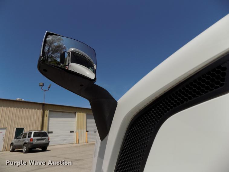 image for item DE7677 2014 Volvo VNL64T 730 semi truck