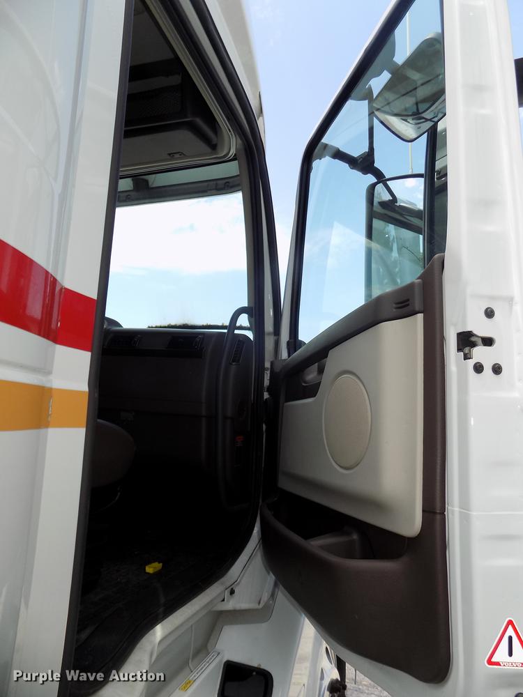 image for item DE7677 2014 Volvo VNL64T 730 semi truck