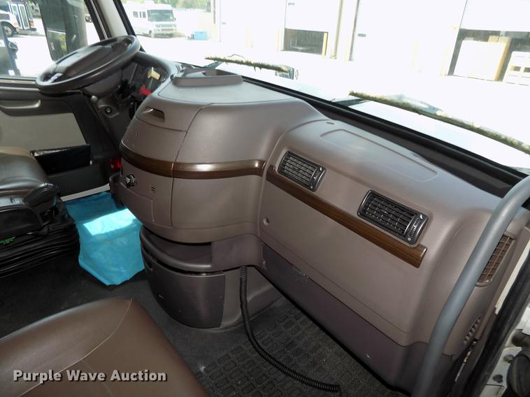 image for item DE7677 2014 Volvo VNL64T 730 semi truck