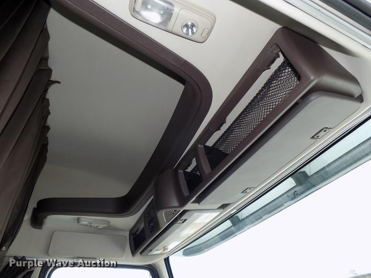 image for item DE7677 2014 Volvo VNL64T 730 semi truck