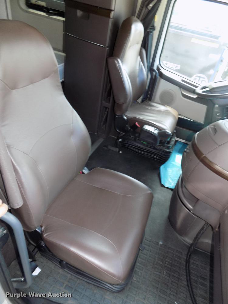 image for item DE7677 2014 Volvo VNL64T 730 semi truck