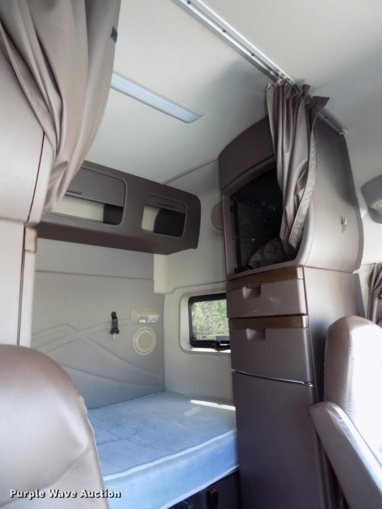 image for item DE7677 2014 Volvo VNL64T 730 semi truck