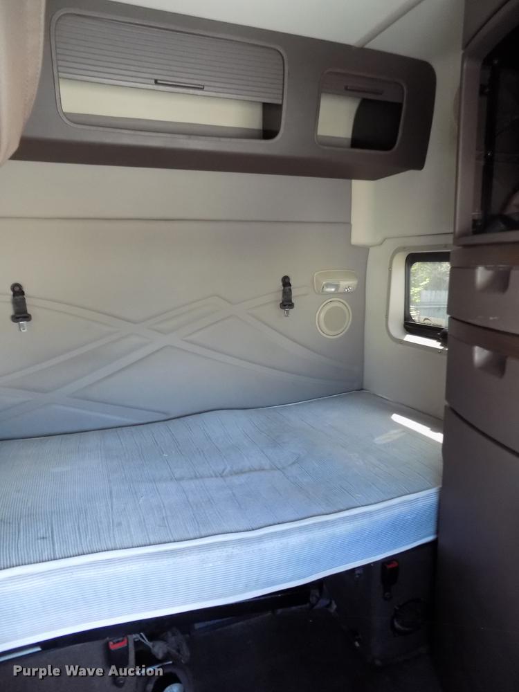 image for item DE7677 2014 Volvo VNL64T 730 semi truck