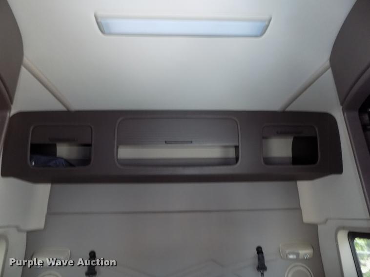 image for item DE7677 2014 Volvo VNL64T 730 semi truck