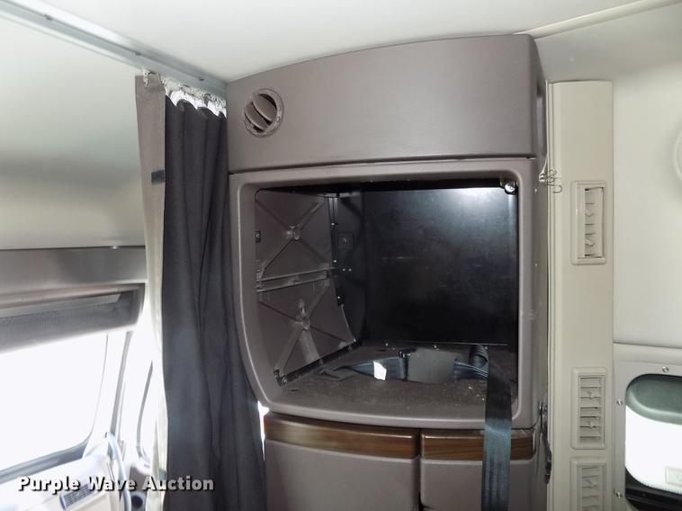 image for item DE7677 2014 Volvo VNL64T 730 semi truck