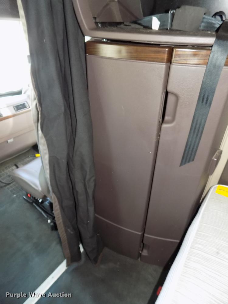 image for item DE7677 2014 Volvo VNL64T 730 semi truck