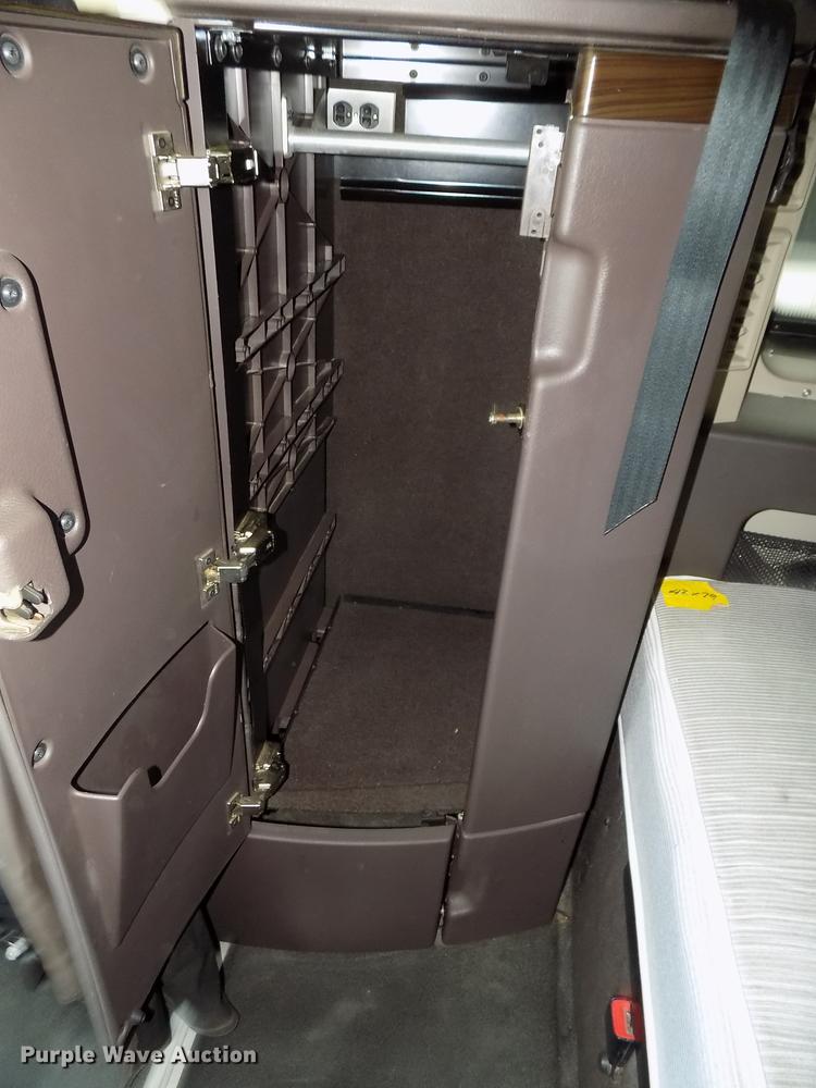 image for item DE7677 2014 Volvo VNL64T 730 semi truck