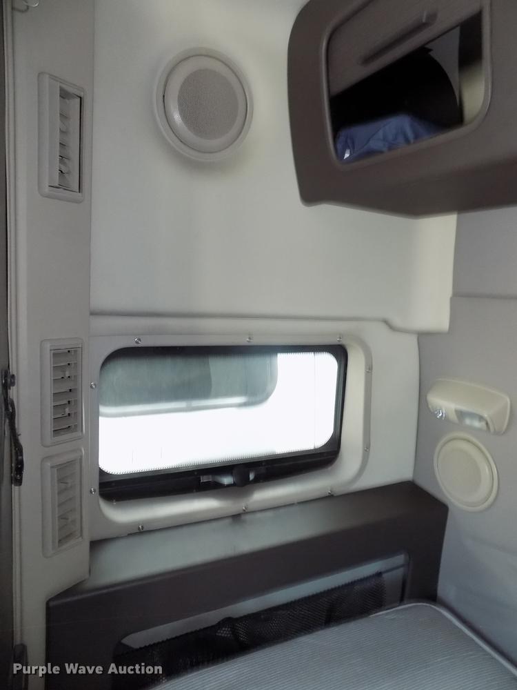 image for item DE7677 2014 Volvo VNL64T 730 semi truck