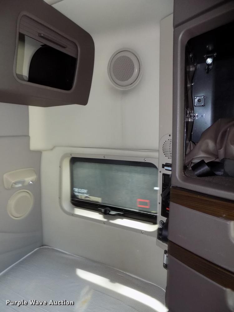 image for item DE7677 2014 Volvo VNL64T 730 semi truck