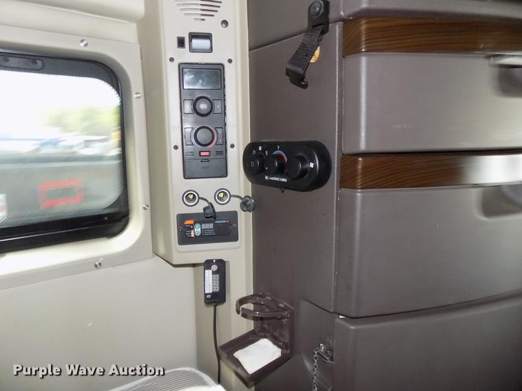 image for item DE7677 2014 Volvo VNL64T 730 semi truck