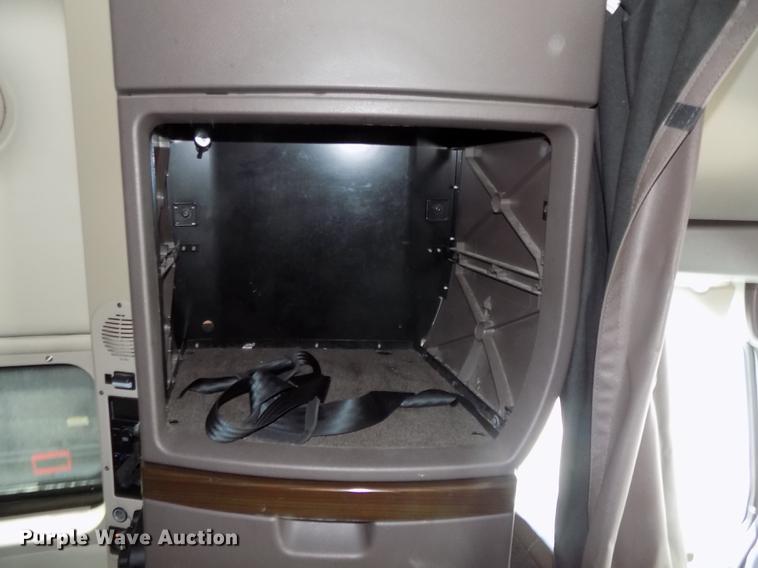 image for item DE7677 2014 Volvo VNL64T 730 semi truck