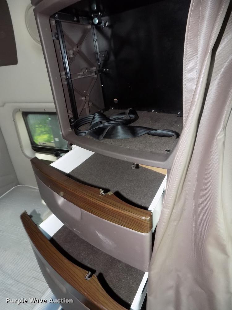 image for item DE7677 2014 Volvo VNL64T 730 semi truck