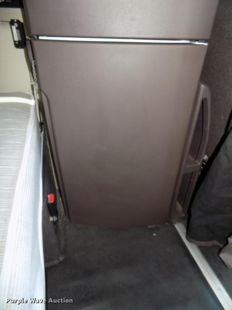 image for item DE7677 2014 Volvo VNL64T 730 semi truck