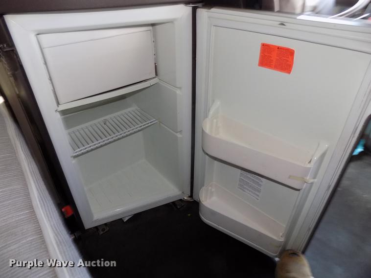 image for item DE7677 2014 Volvo VNL64T 730 semi truck