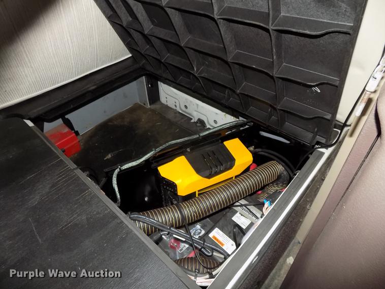 image for item DE7677 2014 Volvo VNL64T 730 semi truck