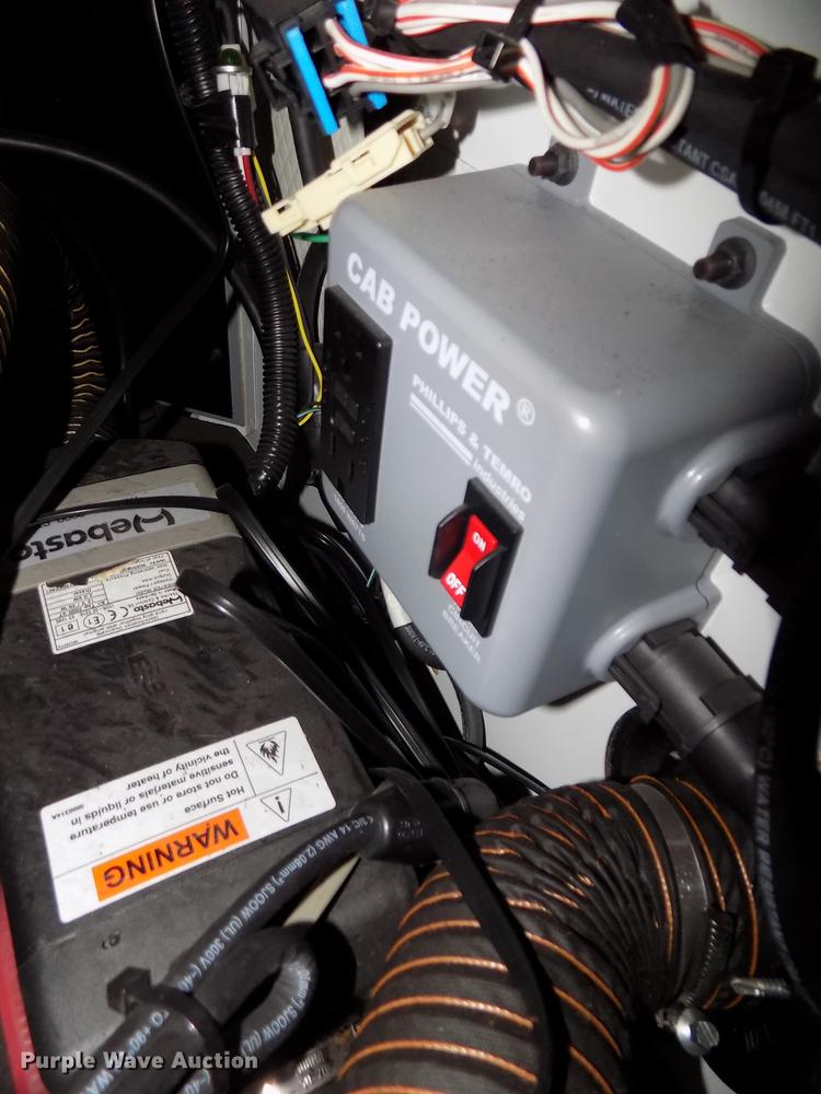 image for item DE7677 2014 Volvo VNL64T 730 semi truck